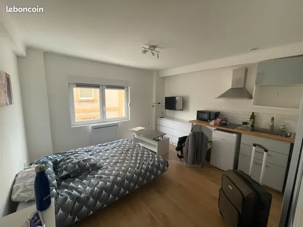 YUTZ - Studio équipé (cuisine,TV) + Parking PRIVATIF ET COUVERT + acces à une buanderie de 3 