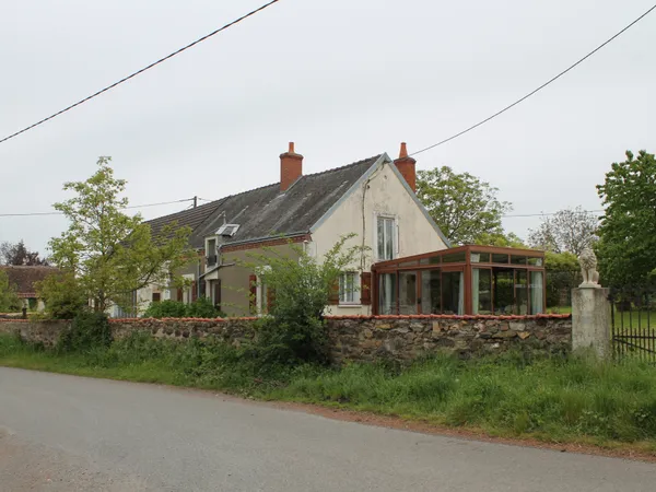 Chateaumeillant - Fermette avec véranda dans un hameau, avec grange sur un terrain de 2867m2. 