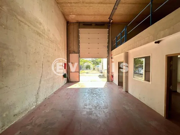 Local d'activité 571 m² 
