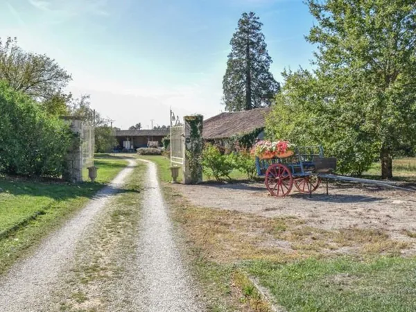 Deux Résidences Restaurées, Granges Spacieuses, Etang, 14 ha, Bois, Deux Piscines, Pas de Voisins 
