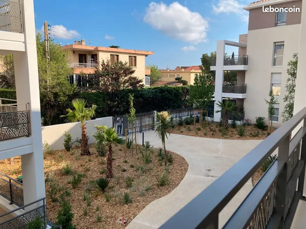Très joli studio meublé à louer à l'année en plein centre ville 