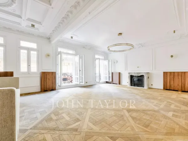Triangle d'Or - Appartement haussmannien refait à neuf 