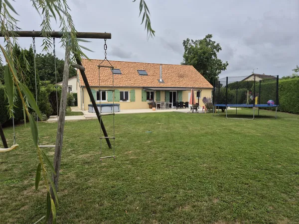 Pavillon, construction 2007, de 176m2 avec 5 chambres et jardin 
