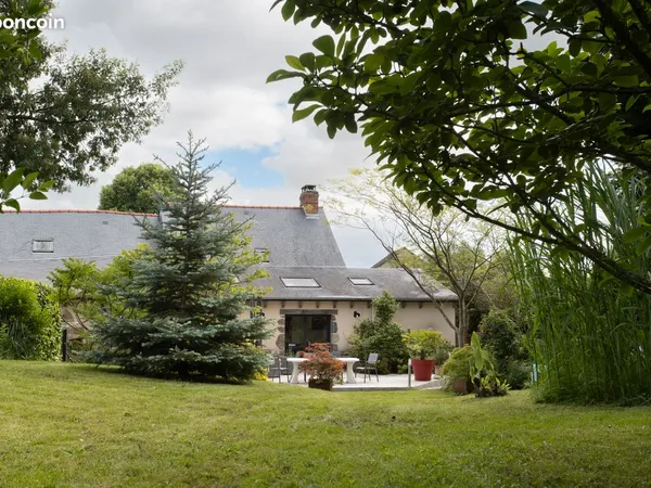 Rare à Cesson-Sévigné : longère de caractère sur parc arboré de 2 800 m² 