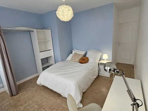 Grande chambre avec douche privée - Ceva tram à 5 mins + parking privé 
