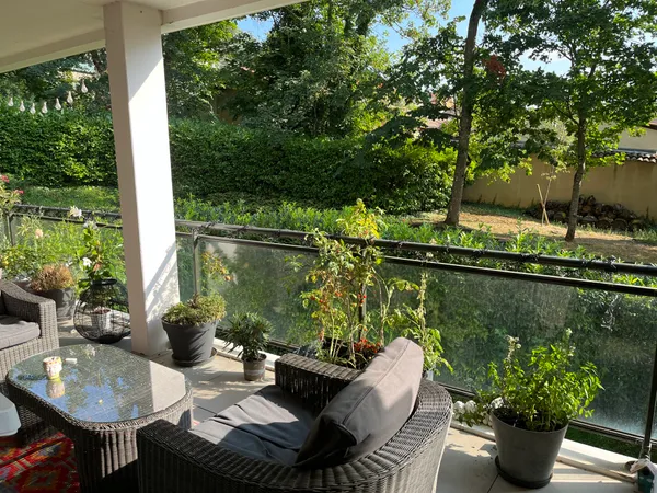 Spacieux T4 avec terrasse et piscine - Limite Lyon 5 / Sainte-Foy-lès-Lyon 