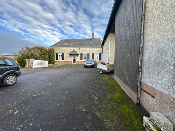 Maison de campagne sur son terrain de 10740m² à quelques minutes des commerces ! 
