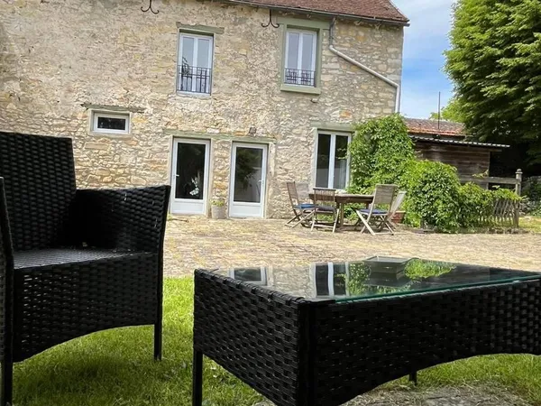 Loue maison 2 chambres, entièrement meublée, cuisine et salon. Petit jardin 