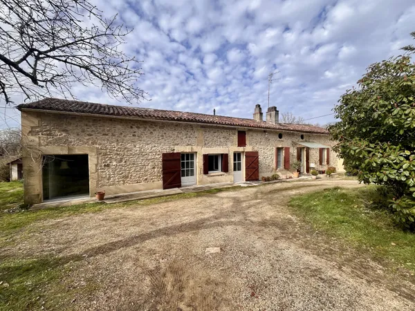 Charmante longère en pierre avec jardin arboré et bois 