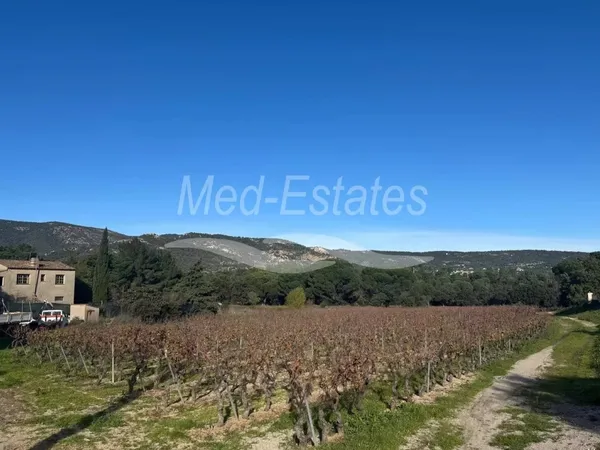 Opportunité d'investissement : maison sur terrain spacieux à proximité du village 