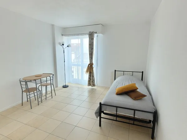 BORDEAUX STUDIO MEUBLÉ DE 19 M2 + PARKING 