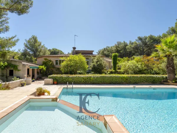 Maison de plain-pied de 235 m² avec piscine et studio indépendan 