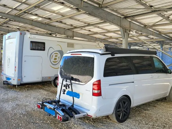 Place de Parking Camping-Car/Van sous Abri 