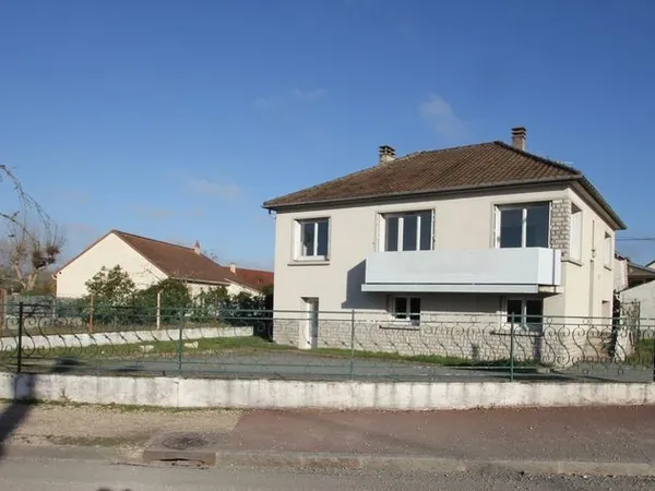 ? Maison à usage mixte de 140 m² Terrain 528 M² 