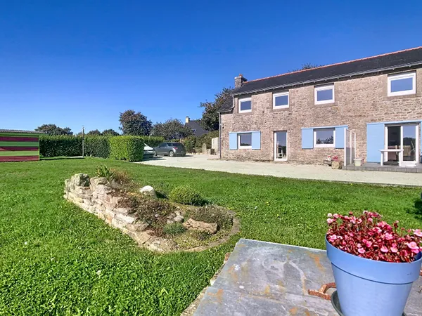 Longère 4 chambres - 1140m² de terrain clos - 10min de Quimper - Au calme 