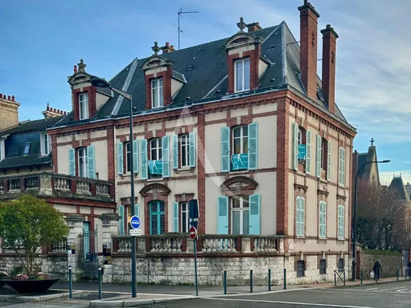 Immeuble classé d'exception au coeur historique de Chartres 454 m² à fort potentiel 