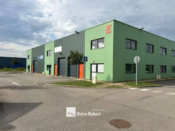 Local d'activité 161 m² 