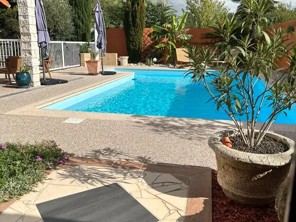Maison en attente de joyeux propriétaires 