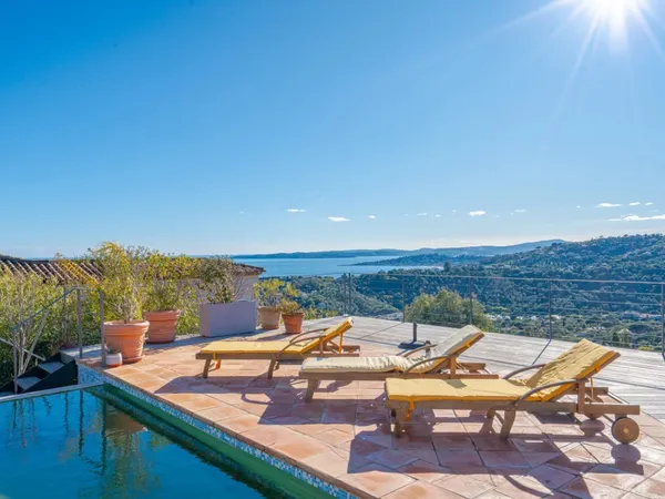 LES ISSAMBRES - VILLA PROVENÇALE - VUE MER GOLFE DE SAINT-TROPEZ 