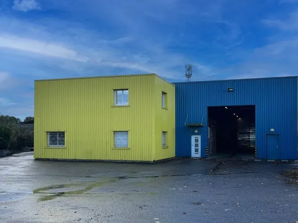 Local d'activités en bon état possédant une porte sectionnelle électrique et son terrain de 2 