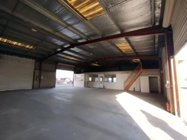 Cugnaux, à vende ou à louer un bâtiment de 450 ² sur un terrain entièrement bitumé de 3047 m² 