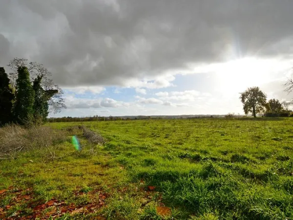Grand terrain à construire - Situation hameau - Campagne 