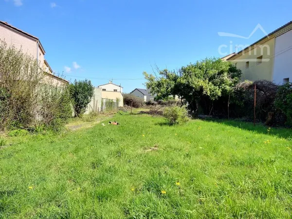 Terrain constructible plat et clôturé - 650 m² - Le Teil 