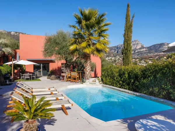 Villa d'architecte contemporaine au coeur d'un écrin de verdure à 