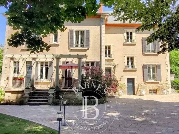 EXCLUSIVITE NEVERS - Belle maison de Maître 