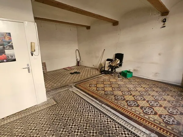 A vendre grand studio a rénover quartier Figuerolles- Gambetta 