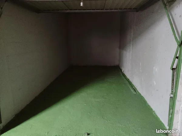 Location BOX (Garage ) fermé d'une superficie d'environ 13 m²idéal pour le stockage ou pour garer 