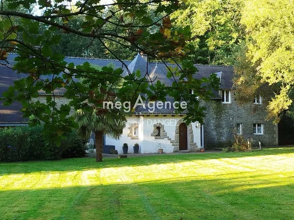 Propriété en pierre sur 5000 m² 