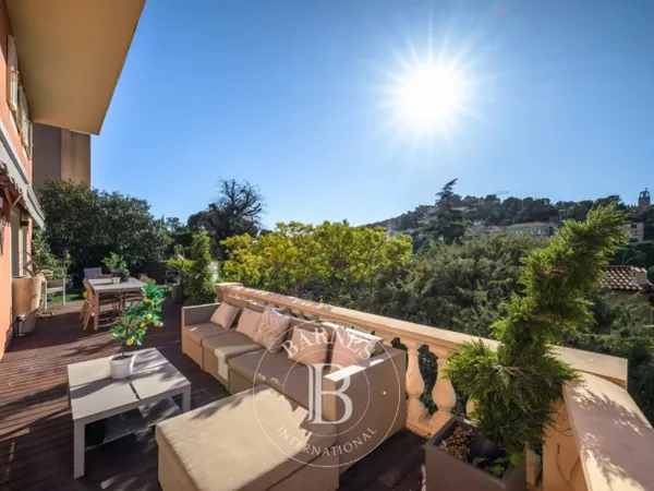 VILLEFRANCHE-SUR-MER — ÉLÉGANT DUPLEX AVEC VUE PANORAMIQUE DÉGAG 
