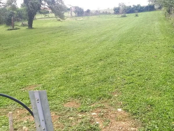 Terrain à bâtir de 1172m² viabilisé - Centre d'Igé 