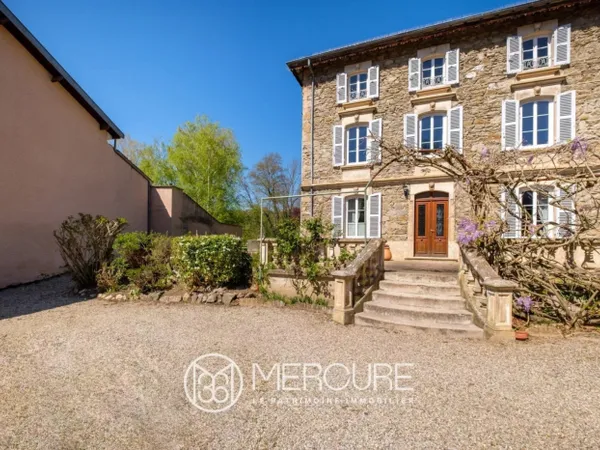 Élégante maison de famille du XIXe siècle au bord de l'Ozon 