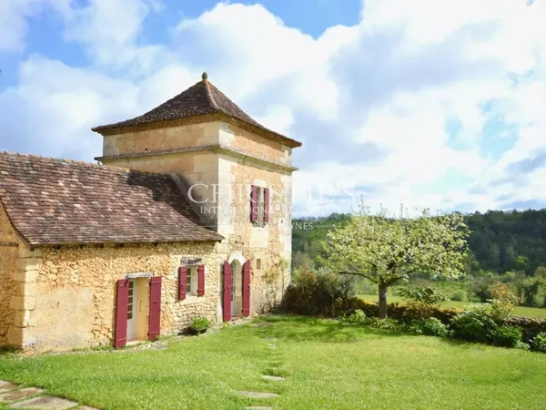 Domaine historique restauré + piscine et 10 hectares de terrain près de Bergerac 