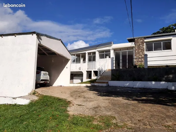 Sainte Anne Villa F5 de 200m Grand jardin 1000m2 entretenu 