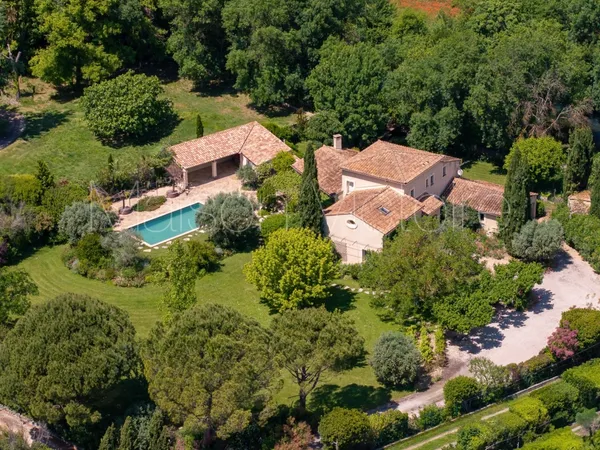 Ravissante maison sur les rives de la Sorgue. 