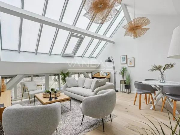 TROCADERO / Duplex entièrement rénové au calme d'une impasse 