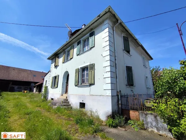 Maison mitoyenne avec jardin privatif et dépendance. 