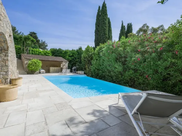 MOUGINS : Villa de 297 m² en parfait état avec piscine et belle 