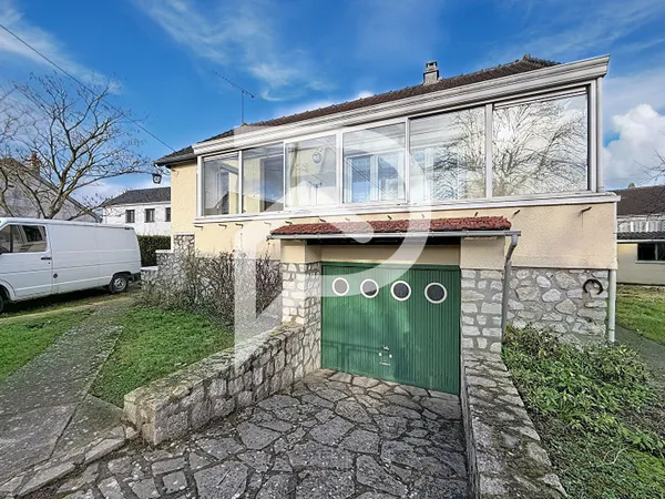 Maison individuelle avec sous-sol total, garage et terrain de 576 m² 