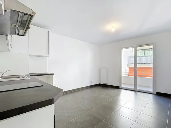 Studio rénové avec balcon 