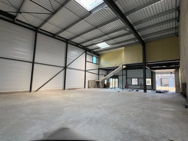 Local commercial 242 m²