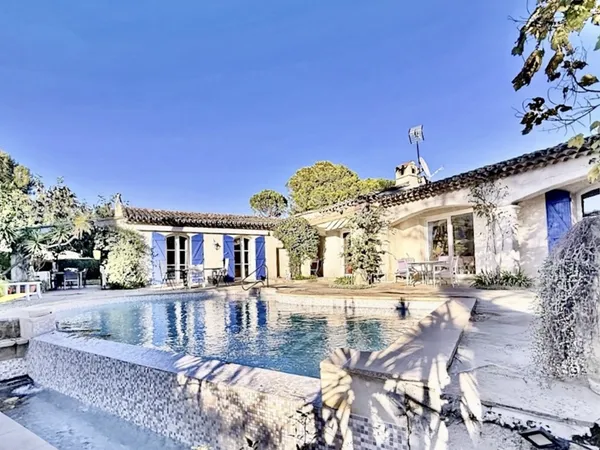 Villa de plain-pied de 164 m², terrain 926 m2, piscine... 