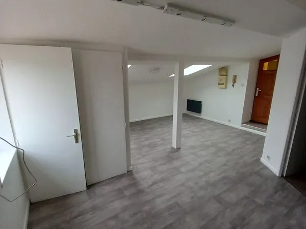 Studio 310 euros / 2eme étage 