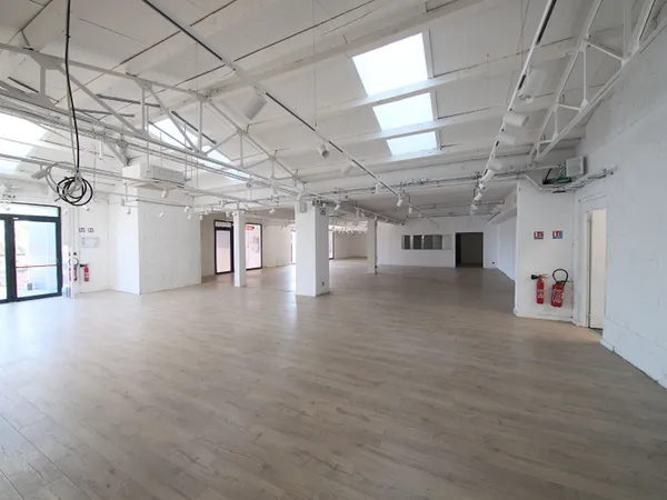 Local commercial 2 pièces 378 m² 