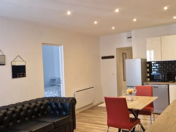 Appartement 3 pièces - 61 m² - Hyper centre - Dernier étage - Refait à neuf - Vendu meublé & 