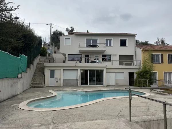 NICE - RIMIEZ/ FALICON : MAISON FAMILIALE DE TROIS APPARTEMENT, STATIONNEMENTS, JARDIN, PISCINE 