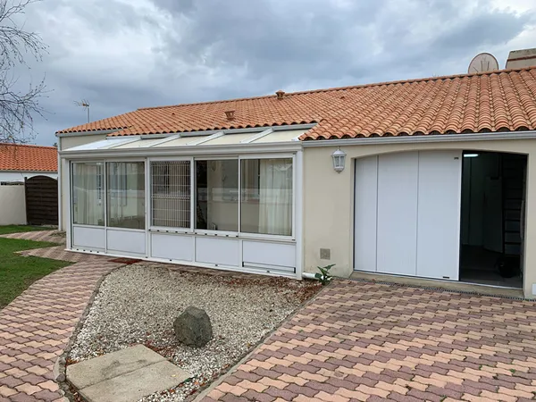 A LOUER MAISON MEUBLEE 3 CHAMBRES A GIVRAND (85800) 
